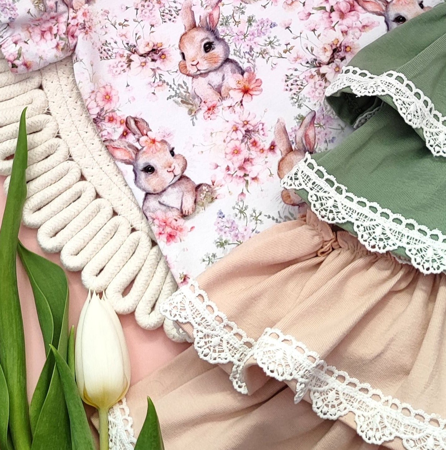 Skirt with lace trim