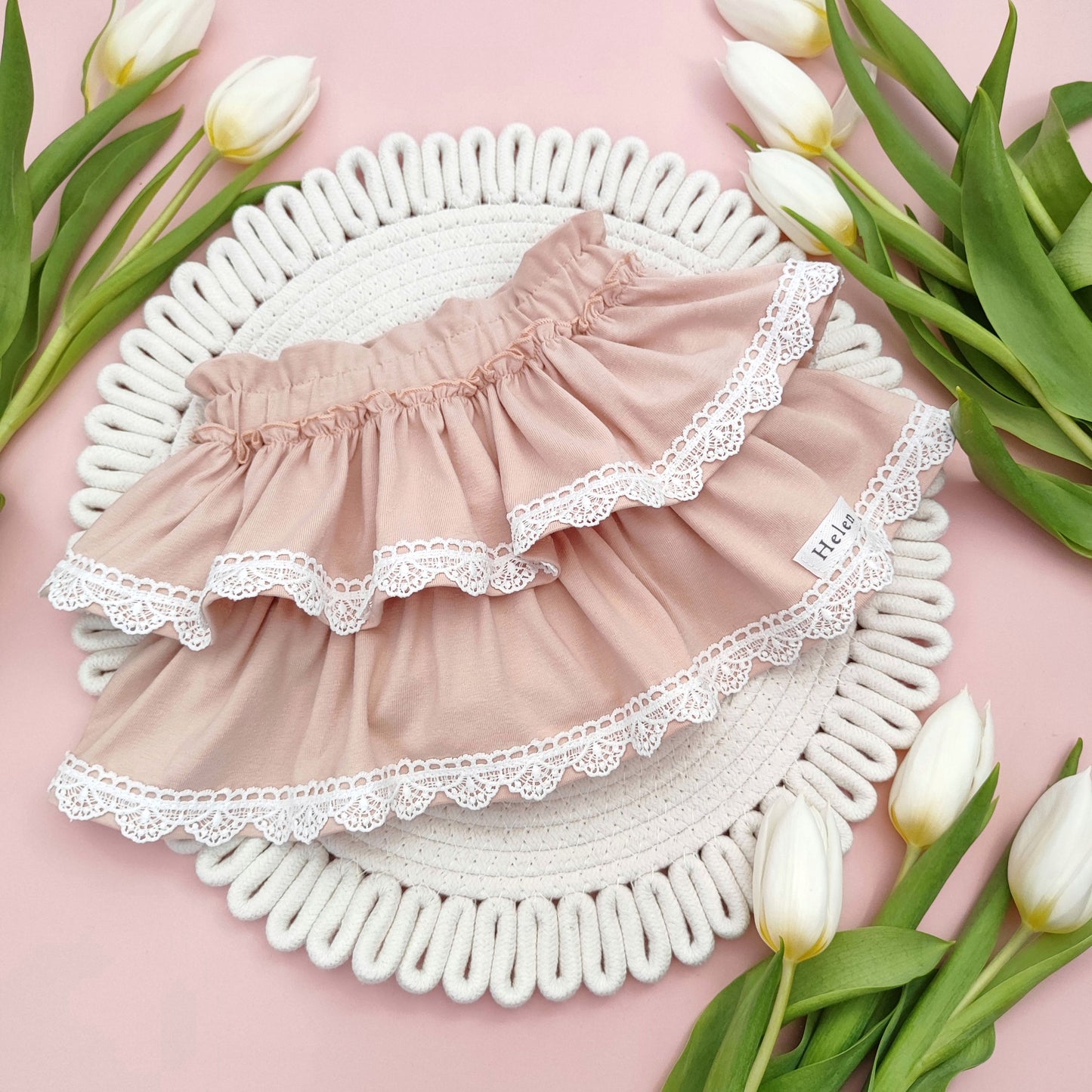 Skirt with lace trim