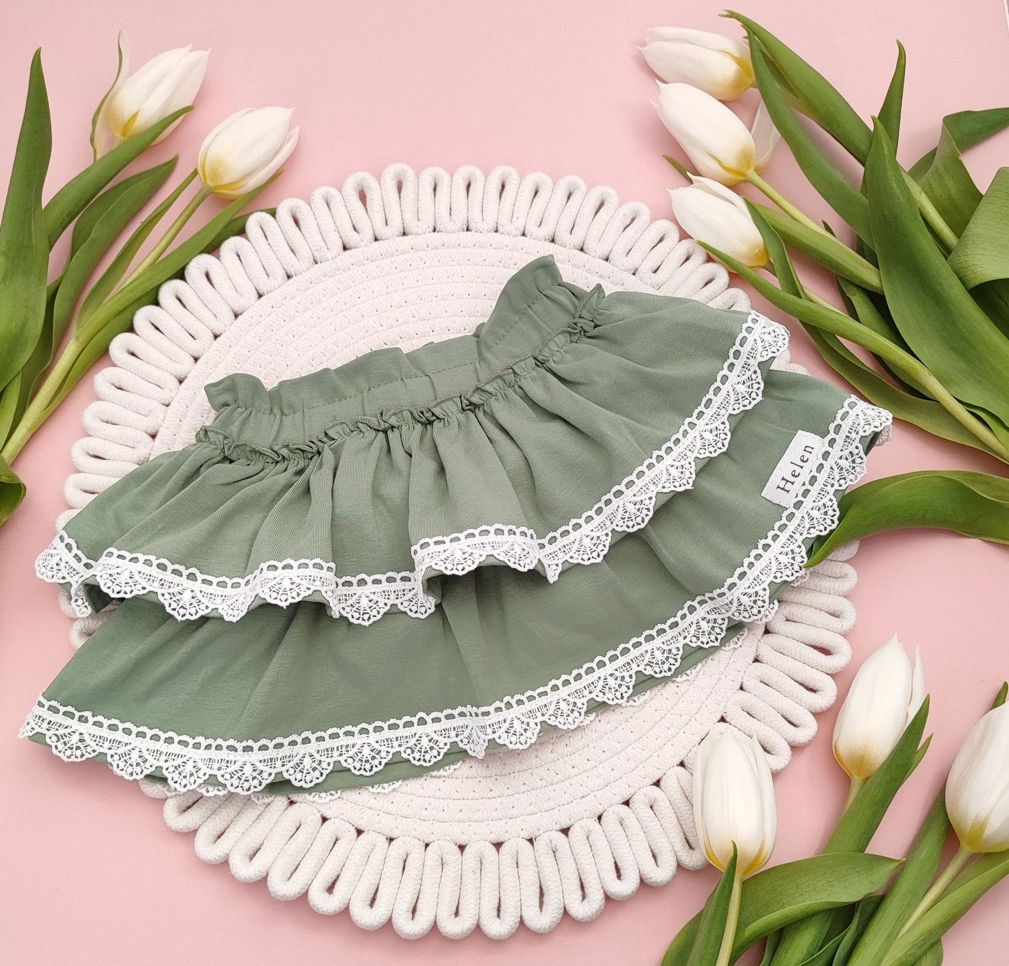 Skirt with lace trim
