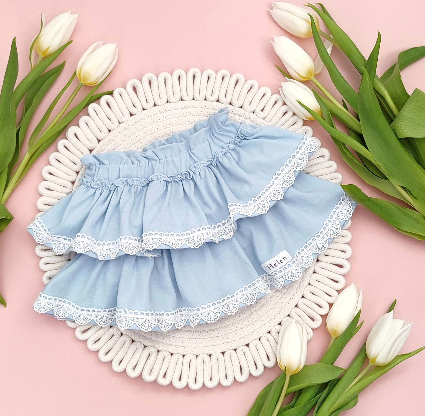 Skirt with lace trim