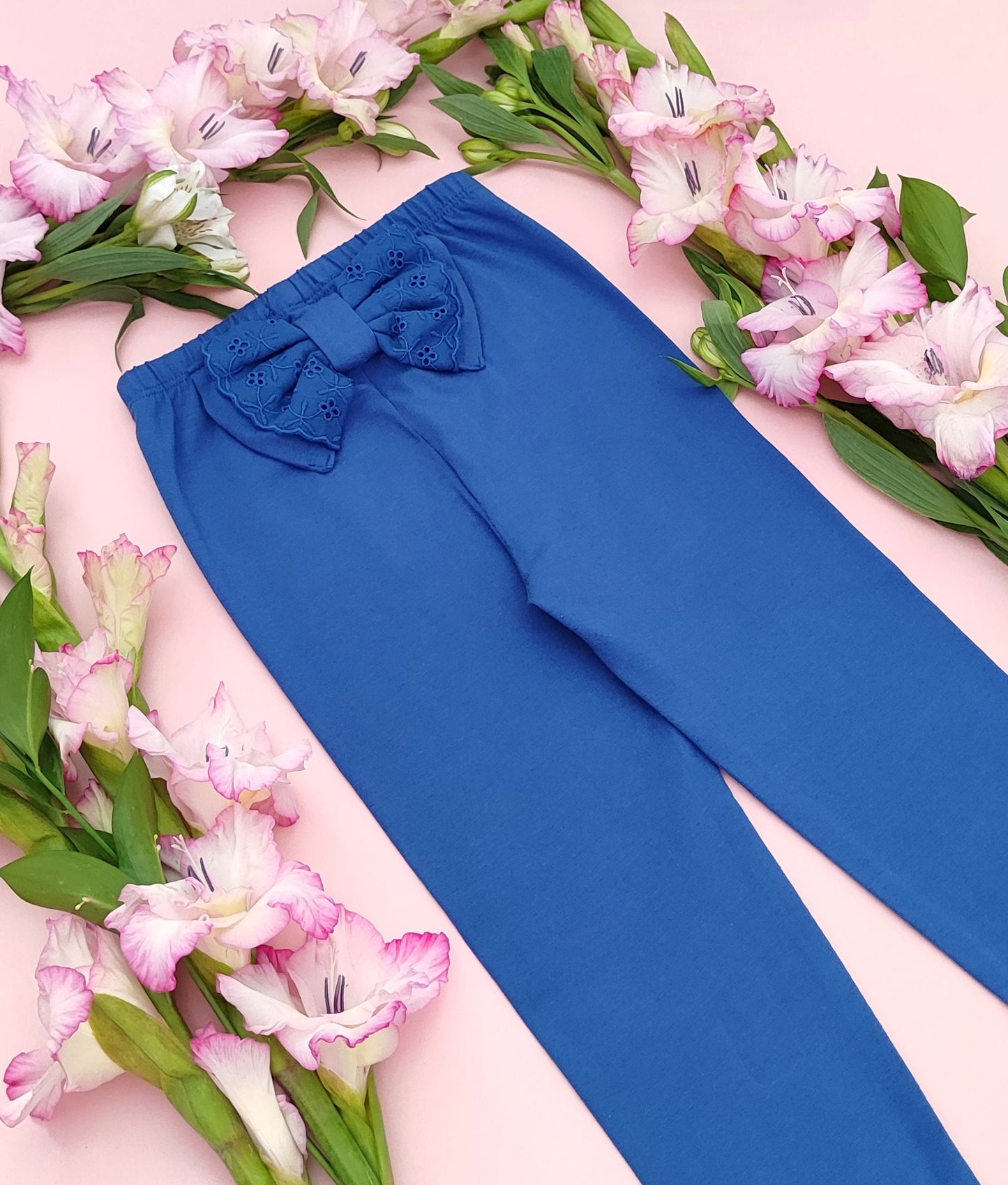 Leggings with a bow