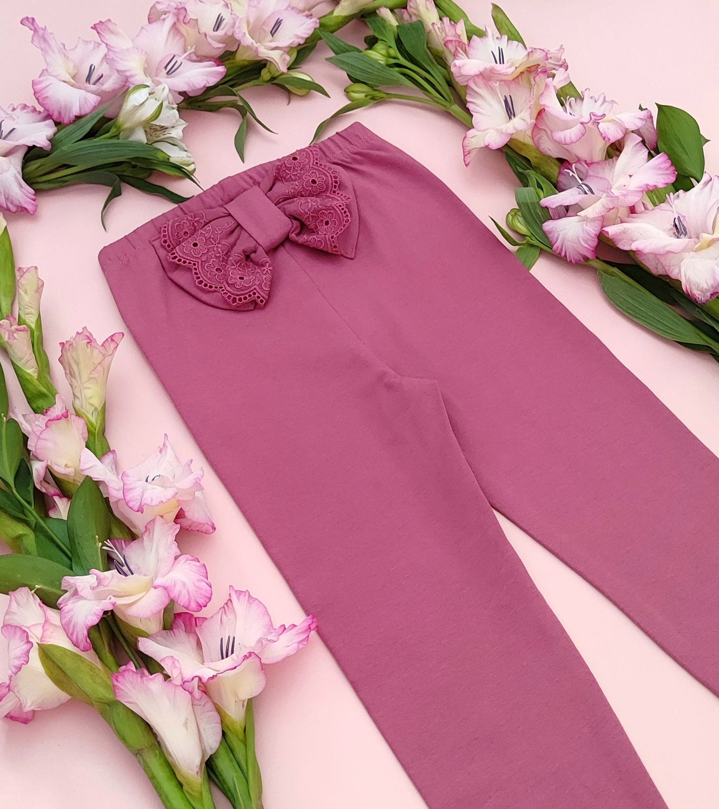 Leggings with a bow