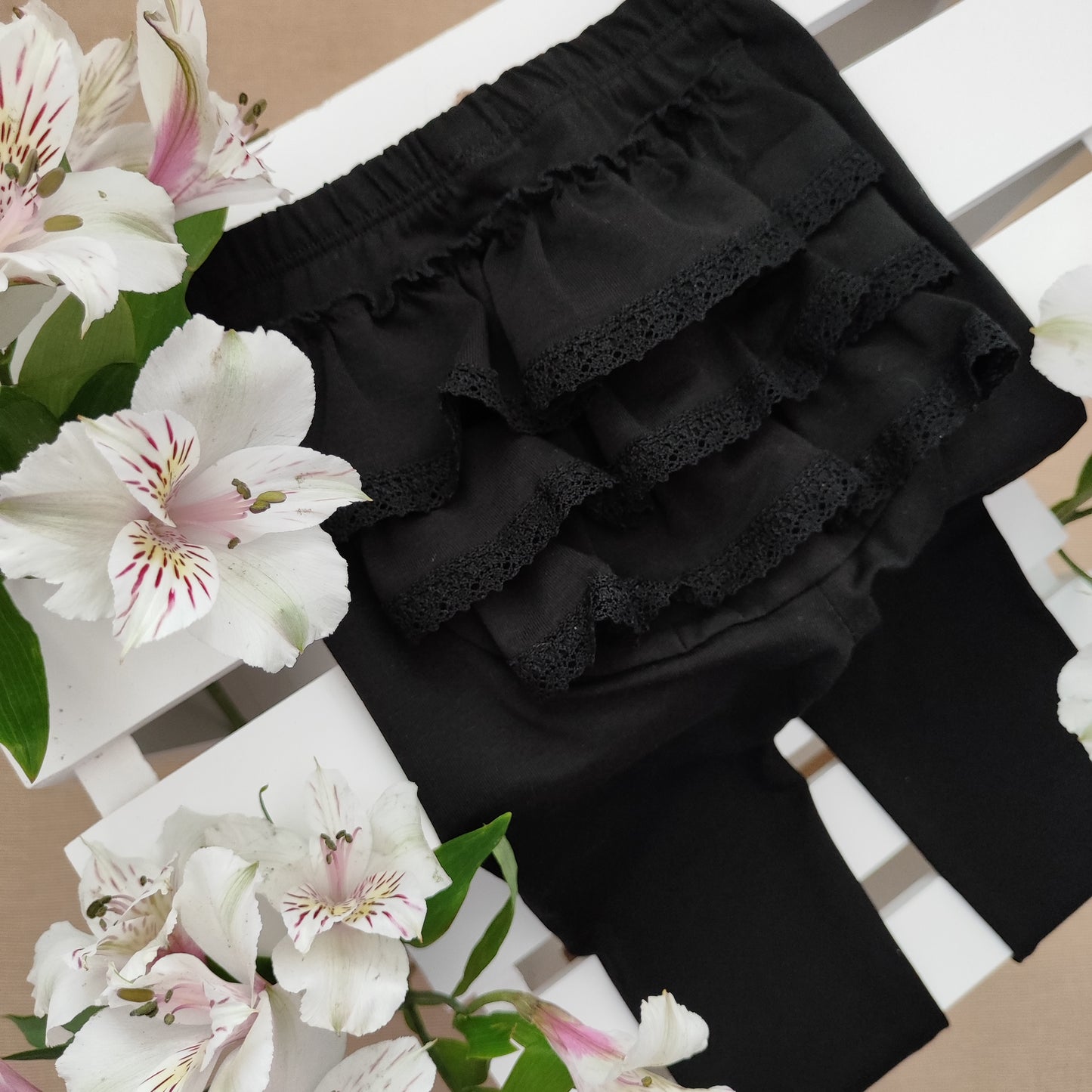 Leggings with frills