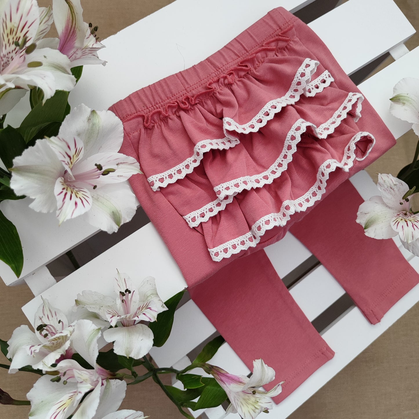 Leggings with frills