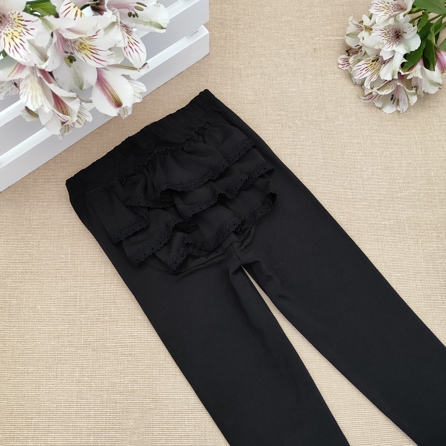 Leggings with frills